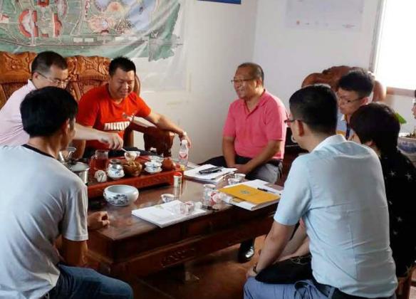 广西民族大学海洋与生物技术学院领导和专家莅临泰宁生态产业园考察访问广西泰宁集团董事长符安卫与姜明国教授亲切交谈