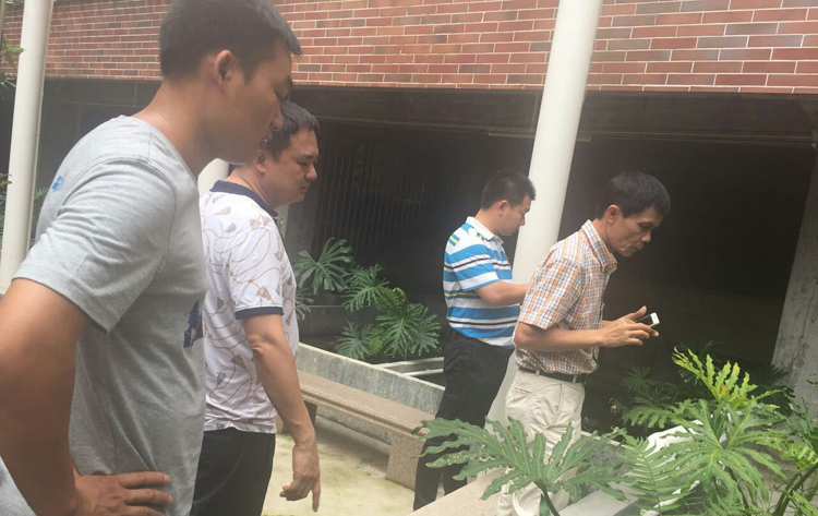 符安卫在杨火廖常务副会长的陪同下参观其龟鳖养殖基地