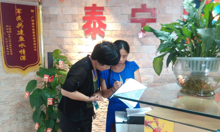 广西泰宁集团行政总监蒋艳波与行政助理唐敏敏在协调对接工作