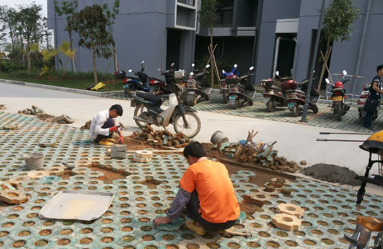 广西泰宁集团工程部团队人员在埋头工作
