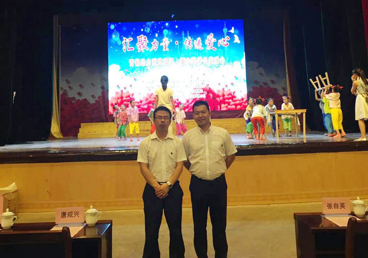 广西泰宁集团董事长符安卫（右）和共青团南宁市委员会书记王亚楠（左）在现场合影