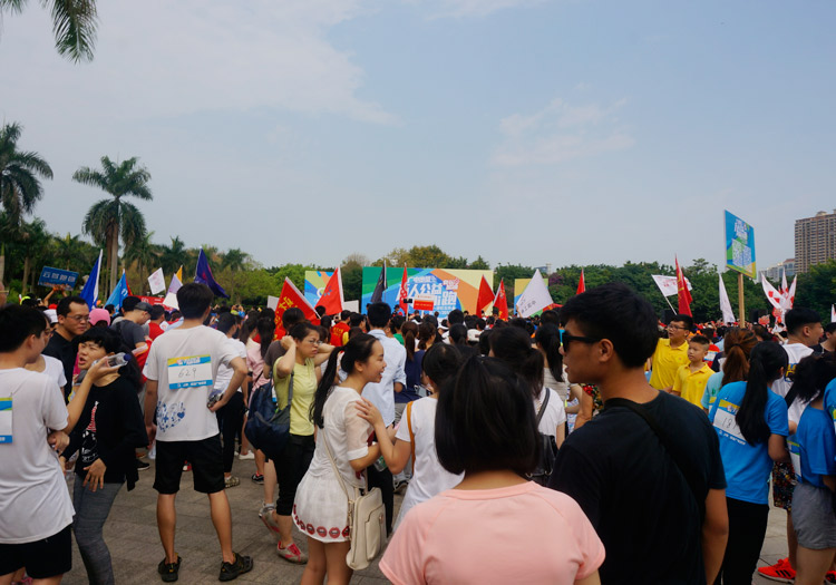 幸福牵手 添彩五环——广西泰宁集团董事长符安卫带队参加“万人公益 为爱Hi跑”公益活动热闹现场