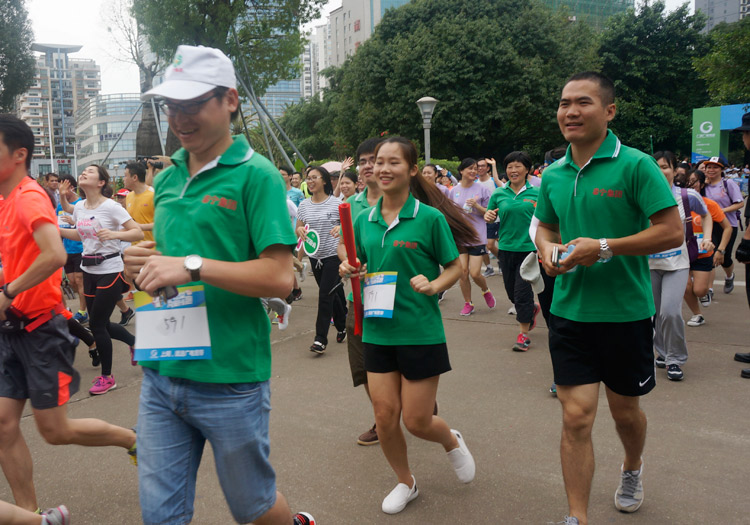 幸福牵手 添彩五环——广西泰宁集团董事长符安卫带队参加“万人公益 为爱Hi跑”公益活动开跑