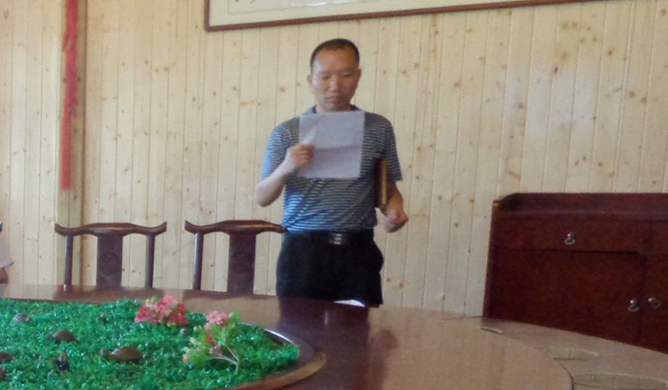 广西泰宁集团在泰宁生态产业园召开五一工作总结表彰大会行政部经理谭兴春做会议前部署